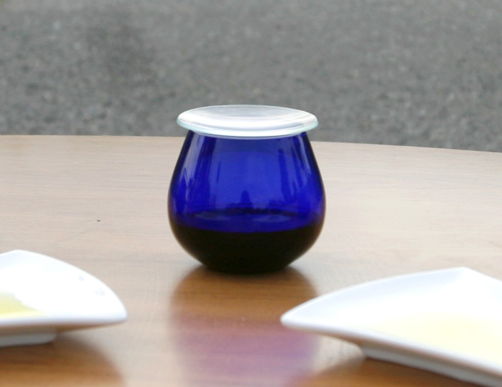 Blaues Glas zum Olivenöl verkosten